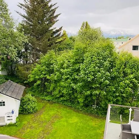 Praktisk Med Gratis Parkering Sentralt *